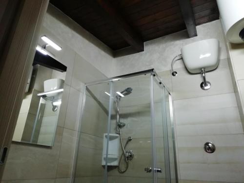 La salle de bains est pourvue d'une douche en verre. dans l'établissement Mattei Domus, à Lesina