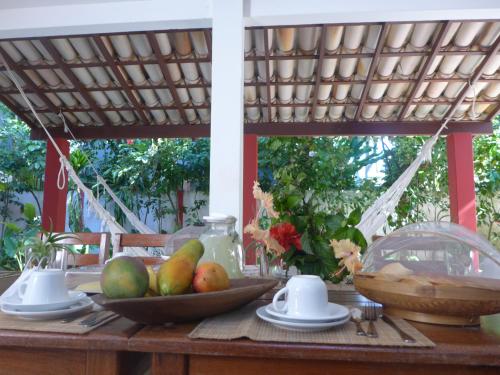 un tavolo con un cesto di frutta sopra di Casa da Beatriz a Trancoso