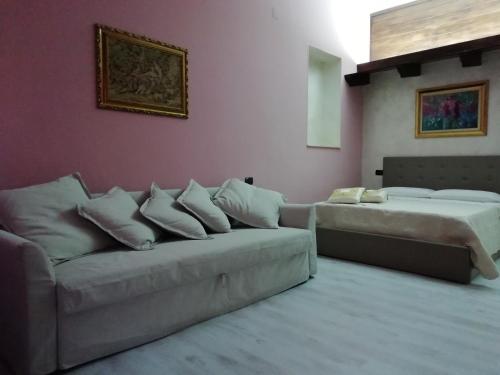 - un salon avec un canapé et un lit dans l'établissement Mattei Domus, à Lesina