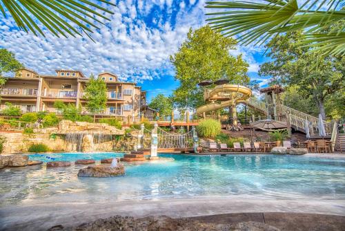 - une piscine dans un complexe avec toboggan dans l'établissement Still Waters Resort, à Branson