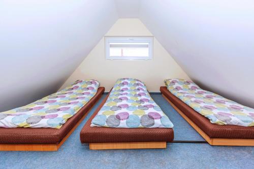 Zimmer mit 3 Betten im Dachgeschoss in der Unterkunft Domki Olivia in Władysławowo
