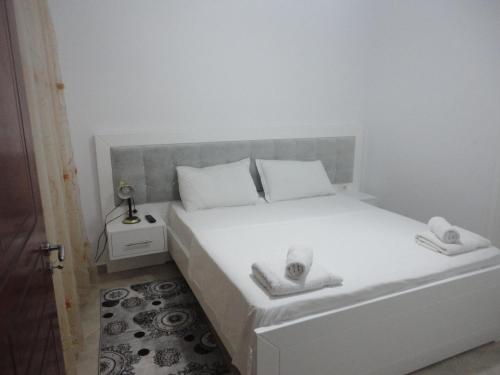 Una cama o camas en una habitación de Oruci Apartments
