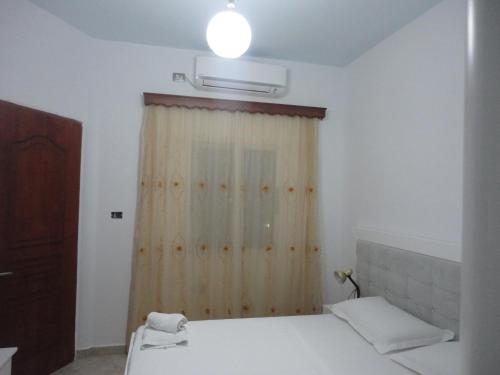 Una cama o camas en una habitación de Oruci Apartments