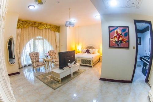 Postel nebo postele na pokoji v ubytování Madinat Al Bahr Business & Spa Hotel