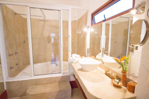 a bathroom with two sinks and a shower at Mesón De Leyendas Breakfast & Downtown in Valle de Bravo