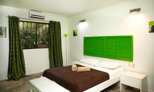 Ένα ή περισσότερα κρεβάτια σε δωμάτιο στο Casa Cerise Beachfront