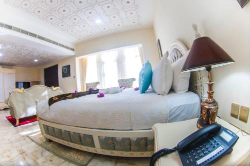 Postel nebo postele na pokoji v ubytování Madinat Al Bahr Business & Spa Hotel