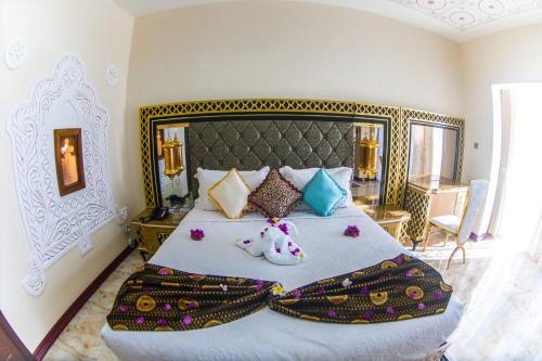 Postel nebo postele na pokoji v ubytování Madinat Al Bahr Business & Spa Hotel