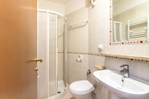 a bathroom with a toilet and a sink and a shower at Hotel Tempio Di Pallade in Rome
