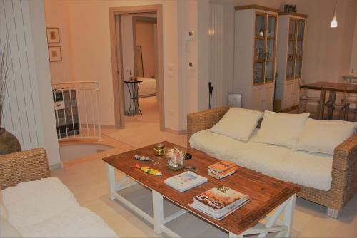 利多迪卡馬約雷的住宿－MODERN TOWNHOUSE IN TUSCANY BY THE SEA，带沙发和咖啡桌的客厅