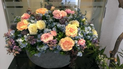 a large bouquet of flowers in a vase at Saual Keh Hotel in Taipei