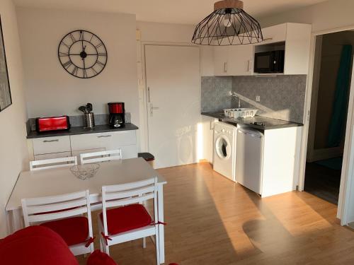 カブールにあるT2, accès direct plage, proche thalassoの部屋にテーブルと椅子のあるキッチン