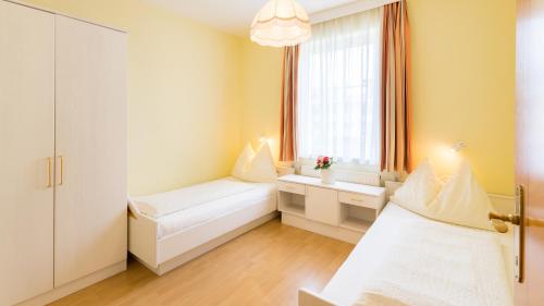 - une chambre avec un lit et une fenêtre dans l'établissement Ferienhaus Stefanie, à Sankt Kanzian