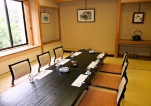 酒田市にあるWakaba Ryokan / Vacation STAY 29366の会議室(長いテーブルと椅子付)