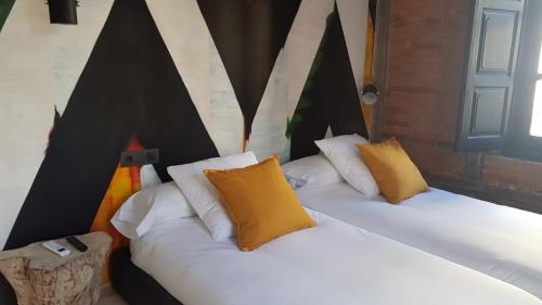 Postel nebo postele na pokoji v ubytování 13 suites