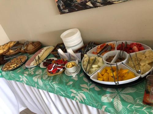 una mesa con una bandeja de comida. en Marupiara Suites Flats, en Porto de Galinhas