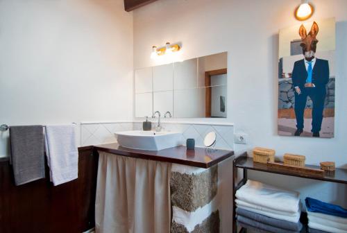 un baño con lavabo y espejo en La Cuesta14, en Güime