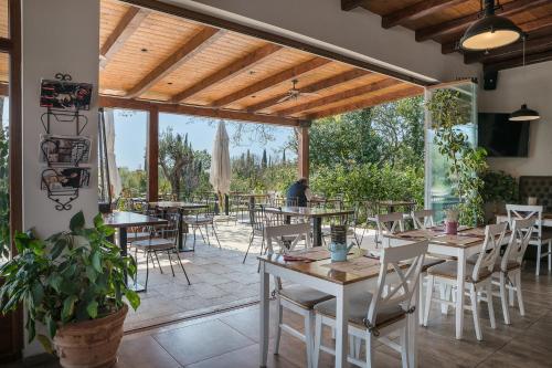 Reštaurácia alebo iné gastronomické zariadenie v ubytovaní Sky Apartments