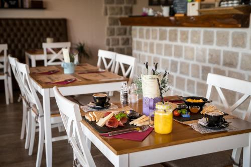 un tavolo con cibo e bevande sopra di Sky Apartments a Čilipi