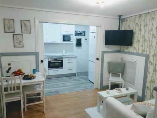 salon z kanapą i kuchnią w obiekcie Happy Home Getxo Beach w mieście Getxo