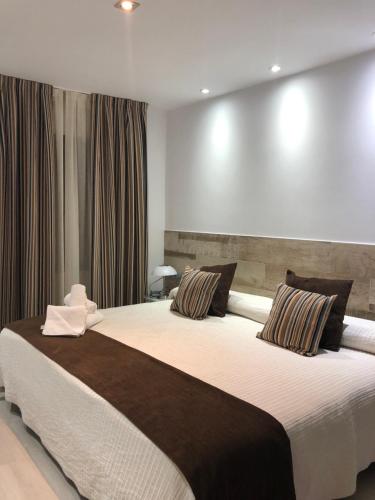 a bedroom with a large bed in a room at Hotel tres estrellas Casa Maribona Gela in El Puente