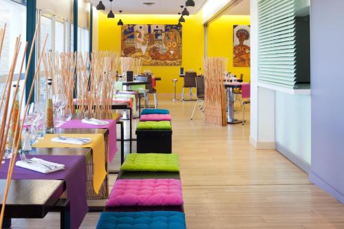 מסעדה או מקום אחר לאכול בו ב-ibis Styles Ouistreham