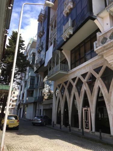 uma luz de rua em frente a um edifício em Old Batumi em Batumi