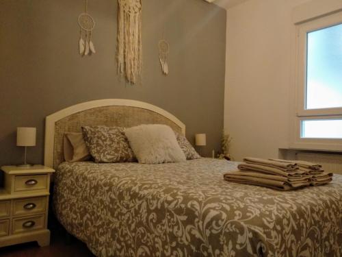 sypialnia z łóżkiem i oknem w obiekcie Happy Home Getxo Beach w mieście Getxo