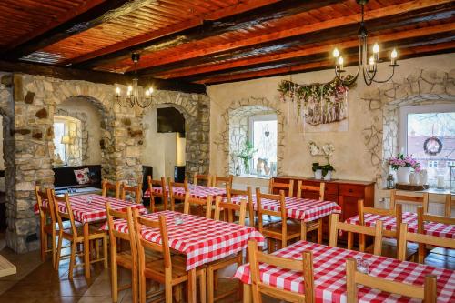 Reštaurácia alebo iné gastronomické zariadenie v ubytovaní Dom na Klonowym Wzgórzu