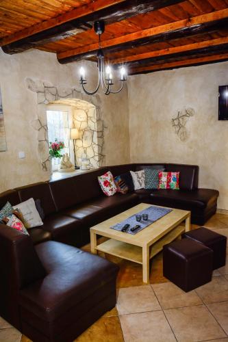 a living room with a couch and a coffee table at Dom na Klonowym Wzgórzu in Stronie Śląskie
