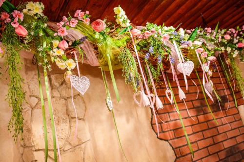 a bunch of flowers are hanging on a wall at Dom na Klonowym Wzgórzu in Stronie Śląskie