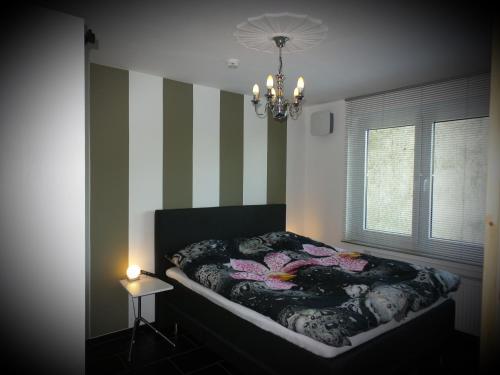 een slaapkamer met een bed, een lamp en een raam bij Erdgeschosswohnung im Stadtzentrum in Kleve