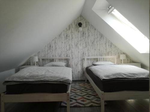 BogojinaにあるApartment Kokoroの屋根裏部屋のベッド2台