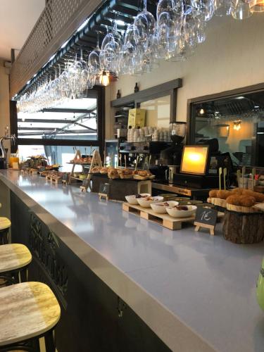 Una panadería con un mostrador con algunos pasteles. en Hotel tres estrellas Casa Maribona Gela, en El Puente