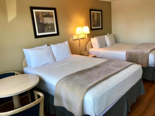 Un pat sau paturi într-o cameră la Sea-Tac Airport Value Inn