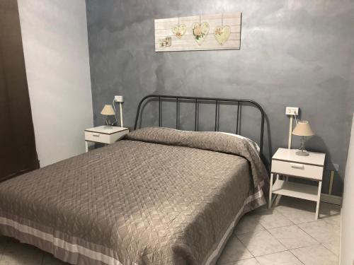 sypialnia z łóżkiem i 2 szafkami nocnymi z lampkami w obiekcie Affittacamere Roma w San Remo