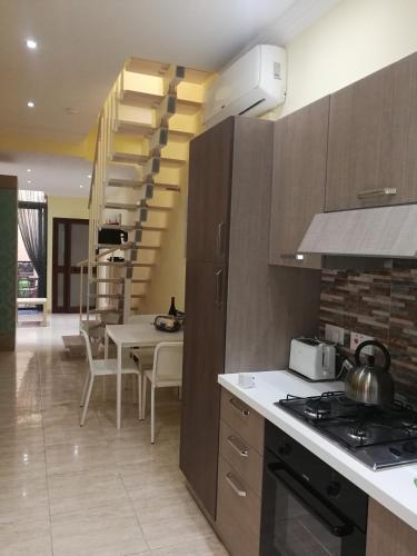 een keuken met een fornuis en een eetkamer bij Sliema duplex 1 bedroom apartment - Sleeps 4 in Sliema