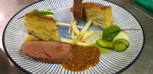 een bord met vlees en groenten erop bij TeoDorka Med & SPA in Ciechocinek