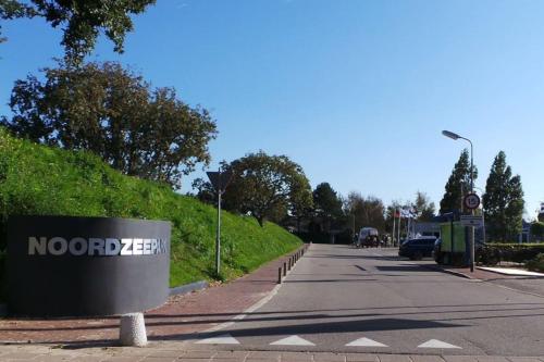 a street with a noordzsche sign on the side of the road at Vakantiewoning Ouddorp - kindervriendelijk in Ouddorp