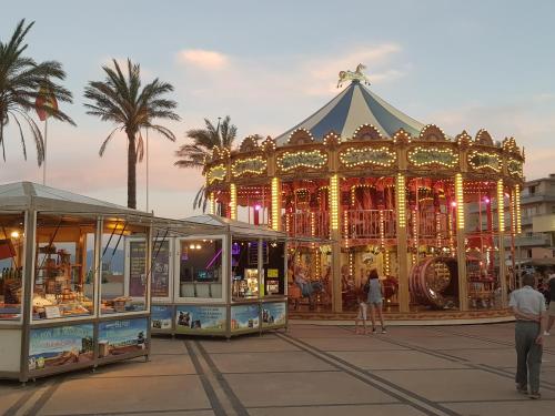 - une promenade dans un parc d'attractions dans l'établissement RESIDENCE LE NEULOS, T2 40m2 AVEC GARAGE PRIVE, 150 m de la mer, Avenue Roussillon Canet-Plage, à Canet