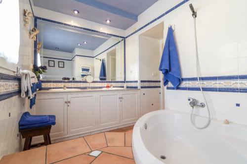 y baño con bañera y lavamanos. en Habitaciones en Casa Céntrica con piscina en Almuñécar