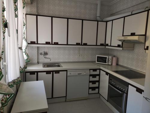 Kuchyň nebo kuchyňský kout v ubytování Apartamento GALLARZA con Parking