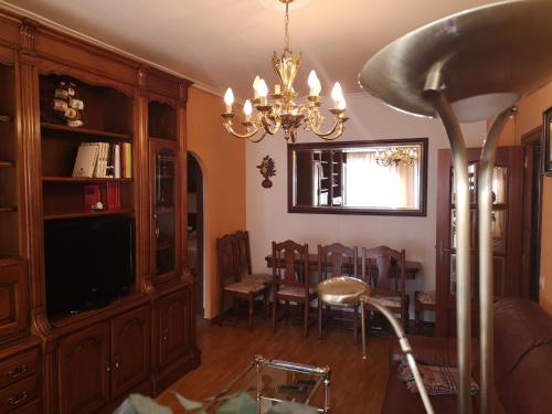 uma sala de estar e de jantar com um lustre em Apartamento GALLARZA con Parking em Ezcaray