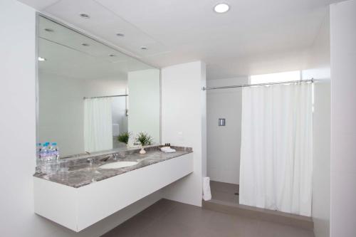 uma casa de banho com 2 lavatórios e um espelho grande em Hotel Valle de Mexico Toreo em Cidade do México