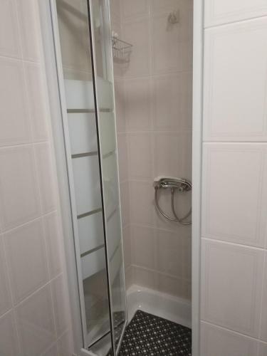 een douche met een glazen deur in de badkamer bij AL das Fonsecas in Coimbra
