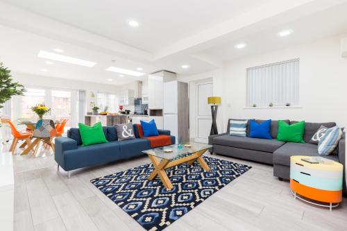 Et opholdsområde på January Offers on Long Stays - 4 Bedrooms-7 Separate Beds-2 Baths-Garden & Drive by Birmingham Contractor Stays