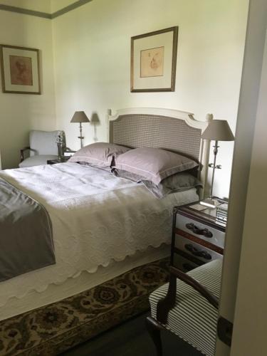 a bedroom with a bed and two lamps and a dresser at Kings Cottage Uralla in Uralla