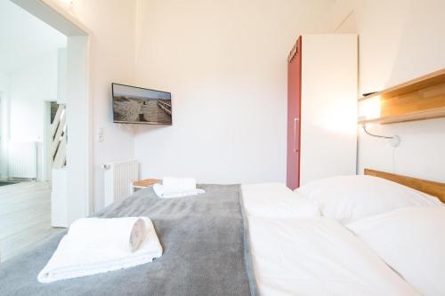 Postel nebo postele na pokoji v ubytování Feriendorf Südstrand Haus 43