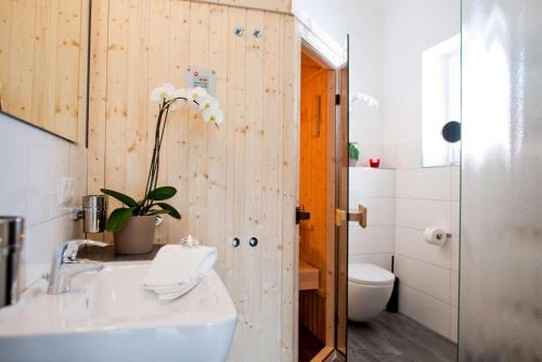 ein Bad mit einem Waschbecken und einem WC in der Unterkunft Feriendorf Südstrand Haus 34 in Pelzerhaken