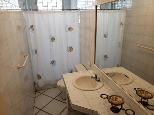 Ένα μπάνιο στο Salinas Apartment Malecon